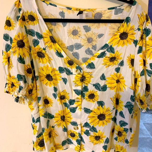 H&M Cropped Floral Button Down - Picture 1 of 3